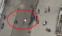 Bé gái 13 tuổi rơi từ tầng cao xuống đất nghi do tự nhảy đang trong tình trạng nguy kịch